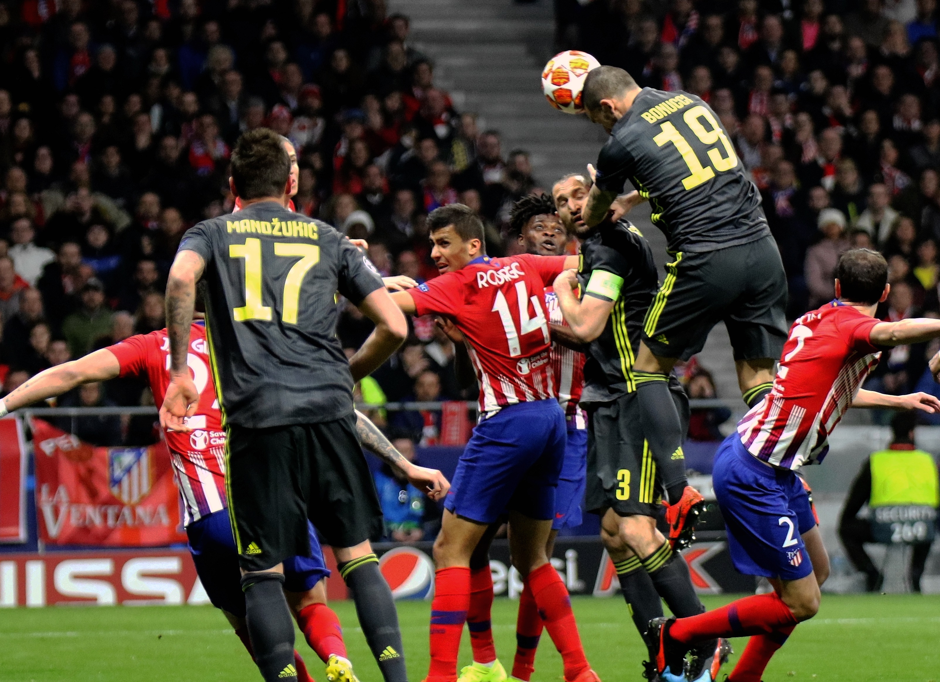 皇马曼联拜仁等豪门争夺里尔18岁中场布阿迪，转会费6000万欧